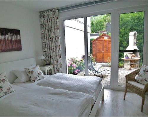 1 dormitorio con cama y ventana grande en Lodge 2 Bad Harzburg, en Bad Harzburg
