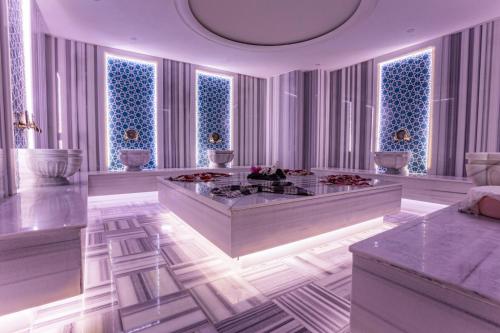 sala de estar con bañera grande en el centro en Mays Royal Hotel, en Estambul