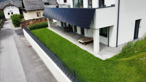 an overhead view of a house with a black roof at Ferienwohnung Siri Zentrum mit Garten in Sankt Michael im Lungau