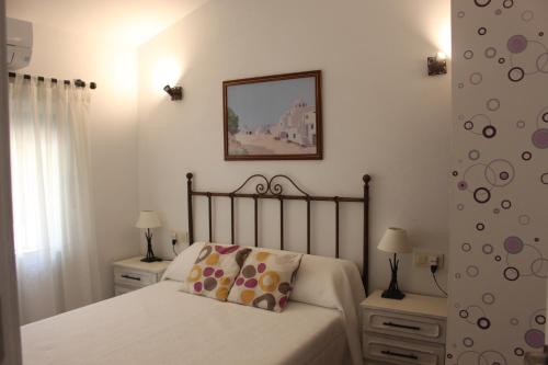 a small bedroom with a bed and two night stands at Mirada al Júcar in La Recueja