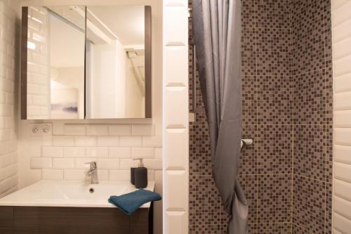 W łazience znajduje się umywalka i prysznic. w obiekcie Petit Studio Secret - Coeur de Provence - 4 personnes w mieście Volx