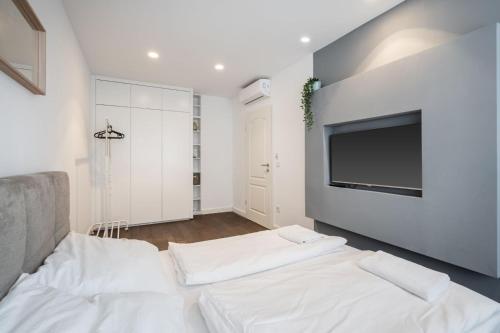 Postel nebo postele na pokoji v ubytování R42-Boutique Apartments, Best Location By BQA