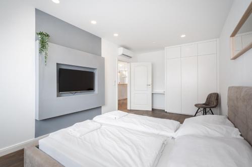 Posteľ alebo postele v izbe v ubytovaní R42-Boutique Apartments, Best Location By BQA