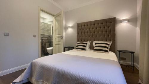- une chambre avec un grand lit et deux oreillers à rayures dans l'établissement ABSOLU Vilnius apartment, à Vilnius