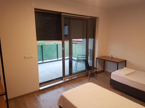 um quarto com 2 camas, uma secretária e uma janela em Lake house em Zagreb