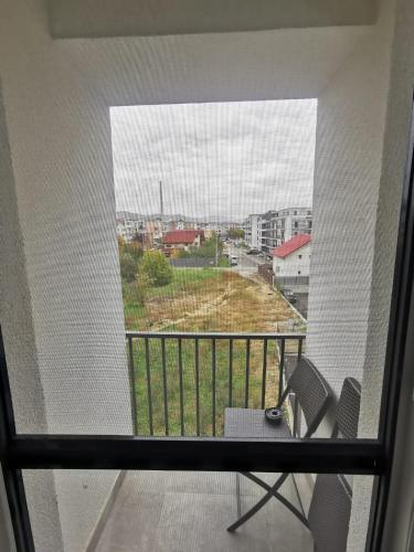バイア・マーレにあるApartament Lux 44 Baia Mareのバルコニー(椅子付)の窓から景色を望めます。