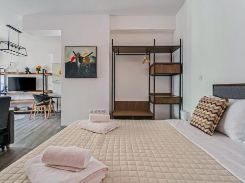 een slaapkamer met een bed met twee handdoeken erop bij Sanders Center Athens in Athene