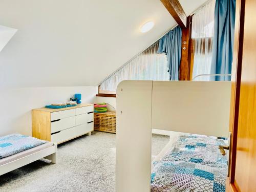 1 dormitorio con litera y vestidor en Dům nad Pržnem, en Jablŭnka