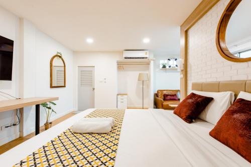 1 dormitorio con 1 cama blanca grande en una habitación en Lee's Mark Residence, en Bangna