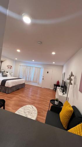 a bedroom with a bed and a couch and a table at Hollywood Business Apartments in Los Angeles