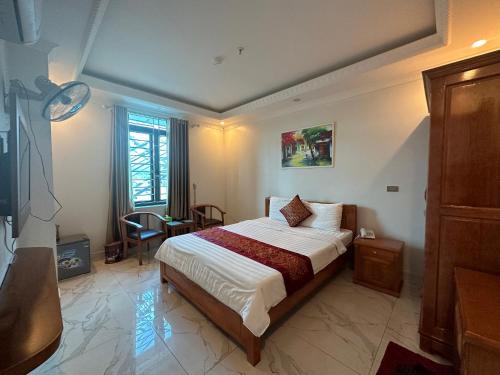 Happy Hotel في Uông Bí: غرفة نوم بسرير كبير في غرفة