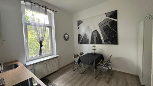 uma sala de jantar com uma mesa e uma janela em Appartment New York Nichtraucher em Duisburgo