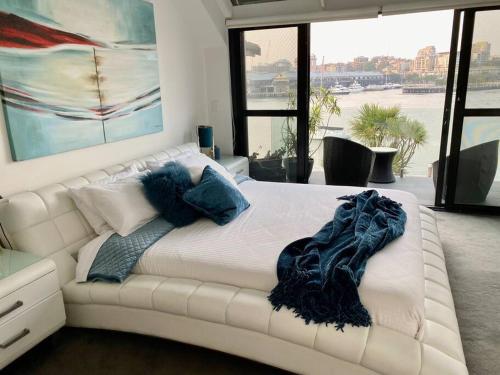Un pat sau paturi într-o cameră la House with the pool on the edge of Sydney Harbour!