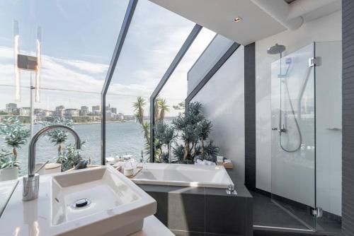 Ένα μπάνιο στο Harbourfront Oasis with Pool, Steps to VIVID and Iconic Sydney Views