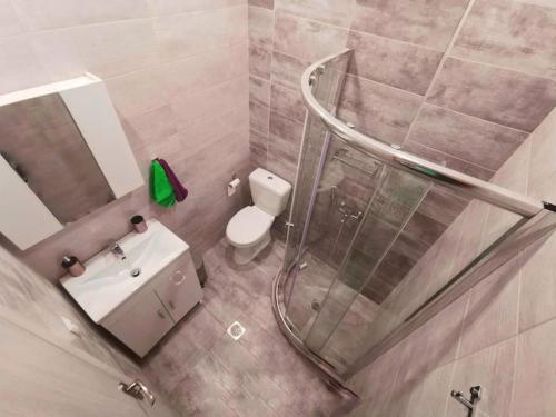 uma casa de banho com um chuveiro, um WC e um lavatório. em Perseas House em Árgos