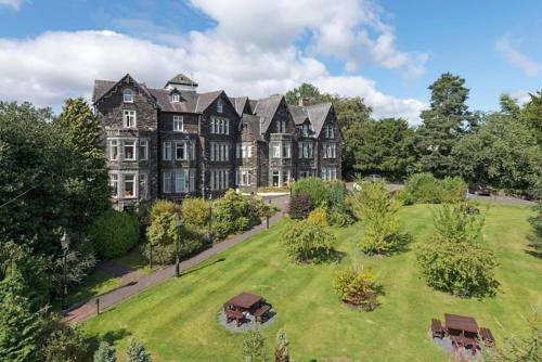 an aerial view of a large house with a yard at Derwent Manor Apartments & Rooms in Keswick