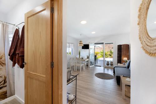 Habitación con una puerta que conduce a la sala de estar. en Villa Tino- Casa M, en Los Llanos de Aridane
