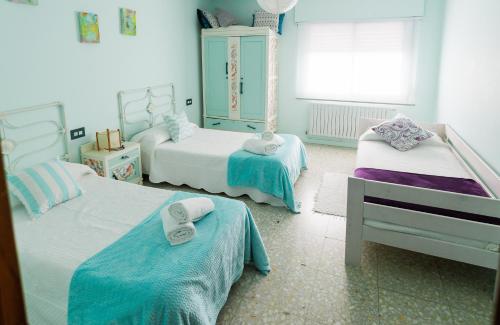 a bedroom with two beds and a window at A Casa De Lucha in Meis