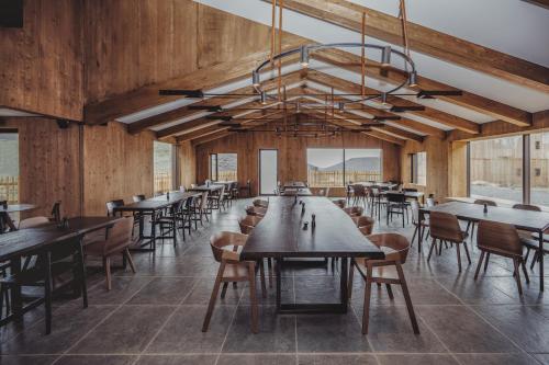 une salle à manger avec des tables et des chaises ainsi qu'un lustre dans l'établissement Highland Base Kerlingarfjöll, à Kerlingarfjoll