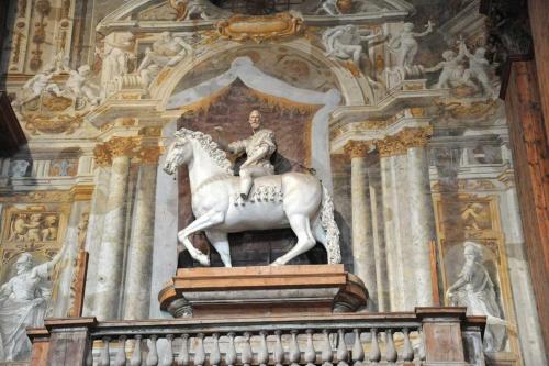 una estatua de un hombre montando un caballo en un edificio en Residence albergo SELF CHECK-IN, en Parma