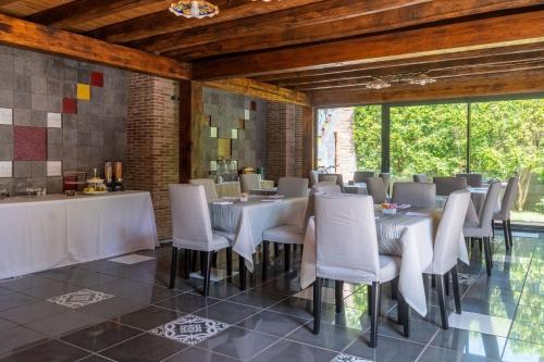 En restaurant eller et andet spisested på Etna Sunshine Rent Rooms