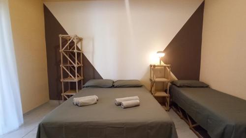 um quarto com duas camas num quarto em Casa Base em Bari