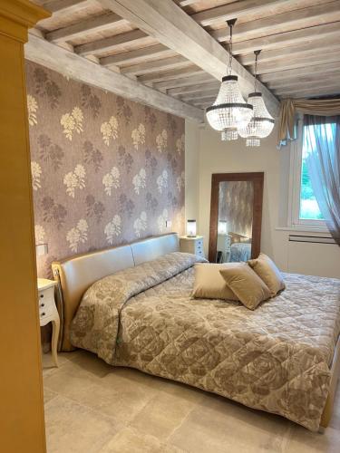 a bedroom with a large bed in a room at L’ Aia del Principe in Montepulciano