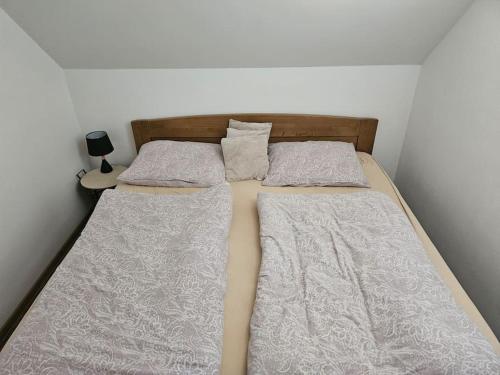 two beds sitting next to each other in a bedroom at Vinohradnícky domček in Vrádište