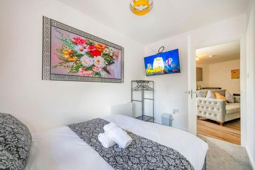 sypialnia z łóżkiem i obrazem na ścianie w obiekcie *F2BR* for your most relaxed & Cosy stay + Free Parking & WiFi w mieście Batley