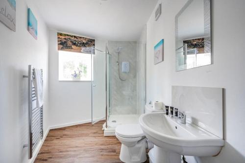 uma casa de banho branca com um lavatório e um WC em *F2BR* for your most relaxed & Cosy stay + Free Parking & WiFi em Batley