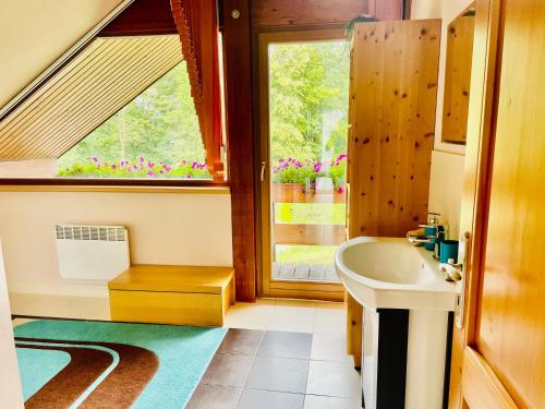 a bathroom with a sink and a window at Dům nad Pržnem in Jablŭnka