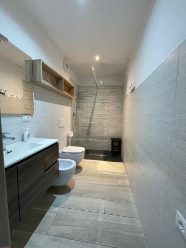 a bathroom with a toilet and a sink and a tub at 20 metri dal mare in Imperia