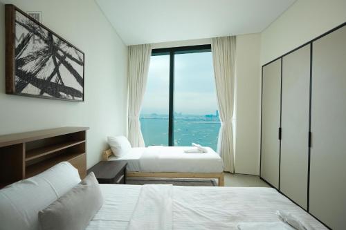 Postel nebo postele na pokoji v ubytování Serviced 2 bedroom with beach access