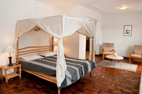 Postel nebo postele na pokoji v ubytování Hôtel Restaurant LE COMBAVA