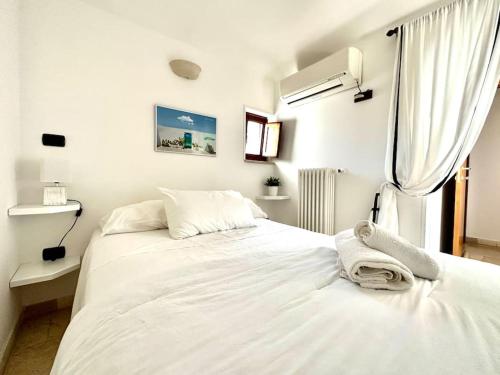 Ένα ή περισσότερα κρεβάτια σε δωμάτιο στο Casa Viola -100m to Piazza-Panoramic Historic Town View