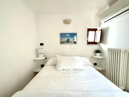 Ένα ή περισσότερα κρεβάτια σε δωμάτιο στο Casa Viola -100m to Piazza-Panoramic Historic Town View