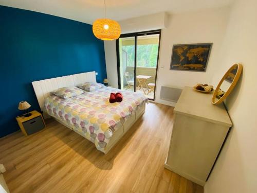 - une chambre avec un lit et un miroir dans l'établissement Le calme entre plage (700m) et golf! (Classé 3*), à Seignosse