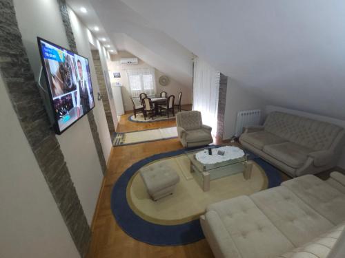 una sala de estar con un sofá y una mesa en Luxury Apartments Belgrade, en Belgrado