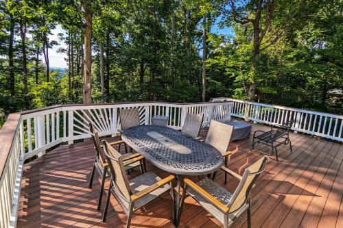 patio con tavolo e sedie su una terrazza di Mountain Views w/ 2 King Beds & Fire Table a Harper's Ferry