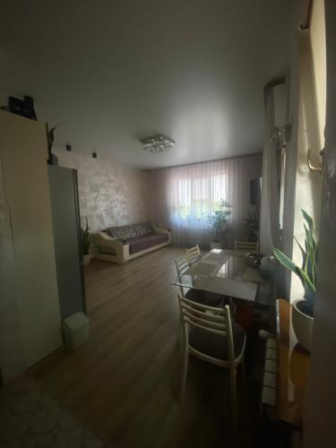 een woonkamer met een bank en een tafel en stoelen bij Сдам дом у моря (новый дом) 9-ая Фонтана in Odessa