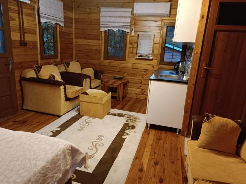 1 dormitorio con 1 cama y cocina con fregadero en Saklı serender en Dernekpazarı