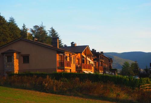 a house sitting on top of a lush green field at Planta baja con jardín en Llívia in Llivia