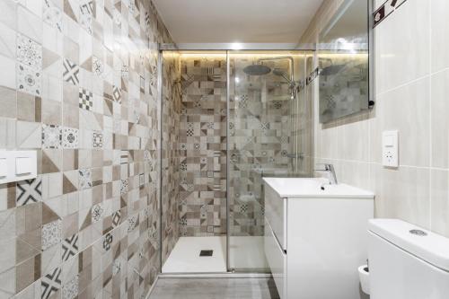 ein Bad mit einer Dusche, einem WC und einem Waschbecken in der Unterkunft Sur Suites Principe in Fuengirola