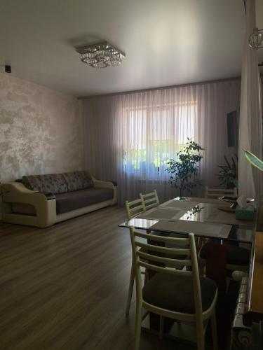 sala de estar con cama, mesa y sillas en Сдам дом у моря (новый дом) 9-ая Фонтана en Odesa