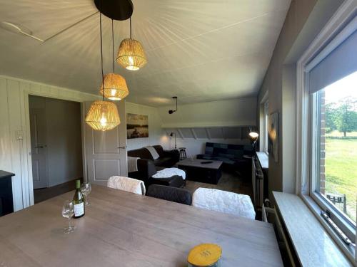 een kamer met een tafel en een woonkamer bij Woonboerderij Markelo in Markelo