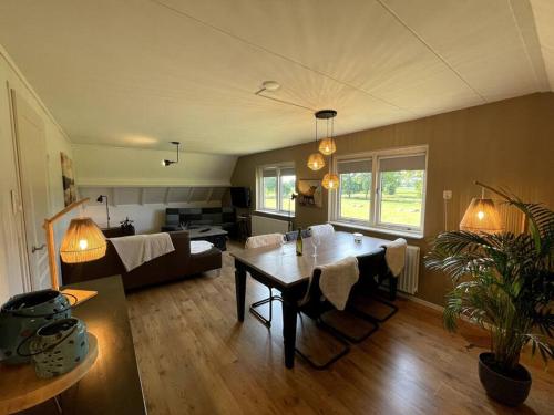 - un salon avec une table et un canapé dans l'établissement Woonboerderij Markelo, à Markelo