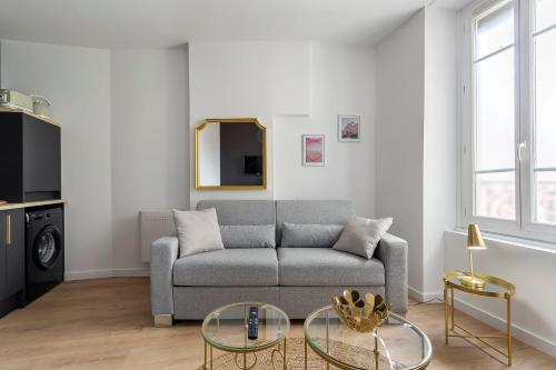 un salon avec un canapé et une table dans l'établissement Très beau studio - Lyon 3, à Lyon