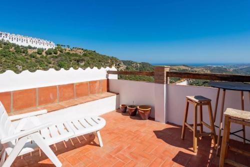balkon z ławką i stołem w obiekcie La casita de Casares w mieście Casares