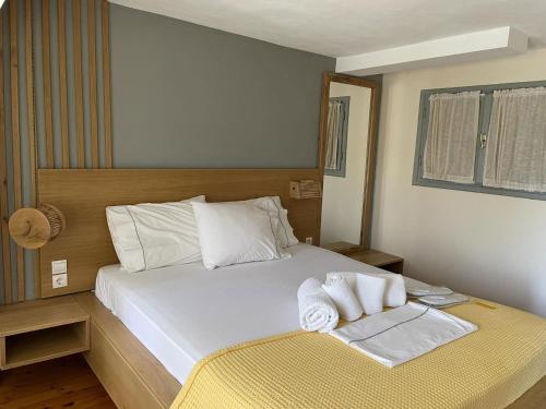 een slaapkamer met een bed met handdoeken erop bij Cozy Residences in the center of Volissos Village - Lydia Lithos- in Volissos
