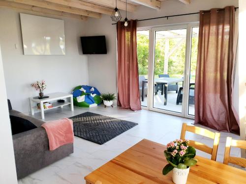 Χώρος καθιστικού στο Domek Jozef z prywatnym duzym Jacuzzi i sauna Przystan pod niebem